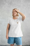 femme de face qui porte un T-shirt Amoureux des Étoiles blanc