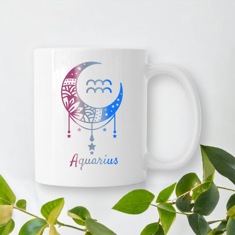 Mug Dreamcatcher Aquarius en céramique parmi des fleurs