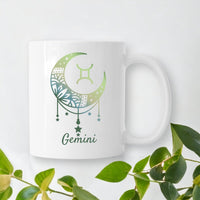 Mug Dreamcatcher Gemini en céramique parmi des feuilles