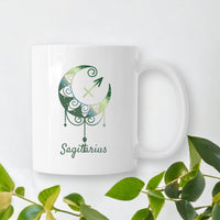 Mug Dreamcatcher Sagittarius en céramique  parmi les feuilles